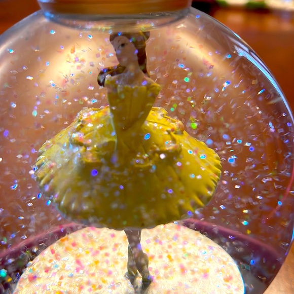Glass globe with Belle plays Beautiful Dreamer, Enesco, Disney copyright. 90’s. - Picture 3 of 6